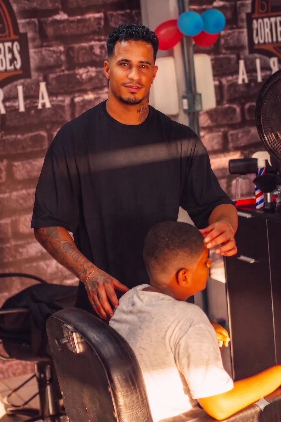 Alexandre Souza em atendimento na barbearia